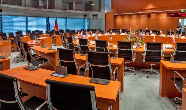 Salle de conférence avec une disposition de sièges cylindrique.