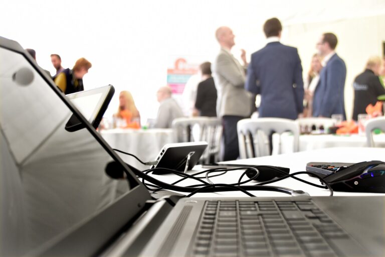 Laptop posé sur la table lors d'un séminaire.