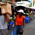 Petite rue d'un marché africain bondé de commerçants et personnes.