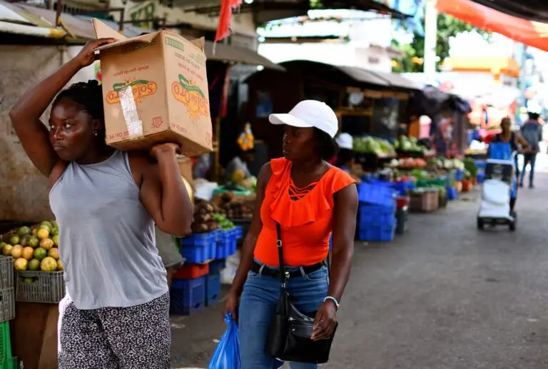 Petite rue d'un marché africain bondé de commerçants et personnes.